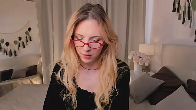 Snapshot of Tiffany__King chatting on 05-10-26, 05:55 Tiffany King online show from 05-10-26, 05:55