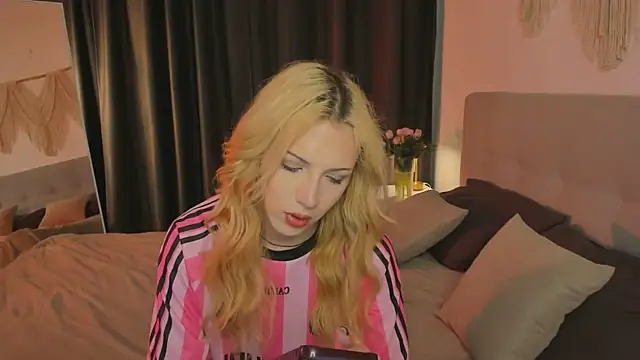 Snapshot of Tiffany__King chatting on 07-06-26, 11:06 Tiffany King online show from 07-06-26, 11:06