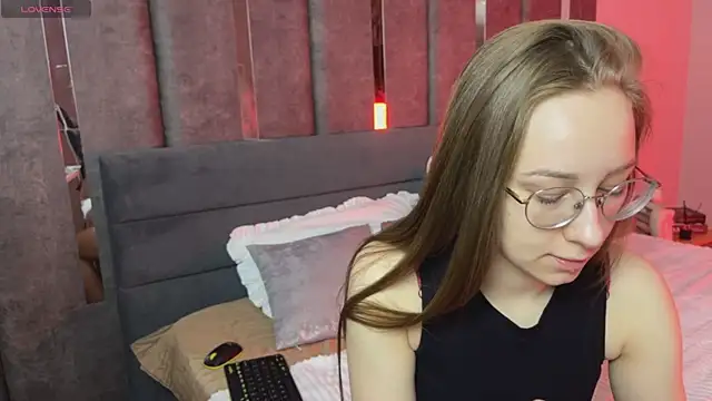 Snapshot of LillAlice chatting on 02-05-26, 01:12 LillAlice online show from 02-05-26, 01:12