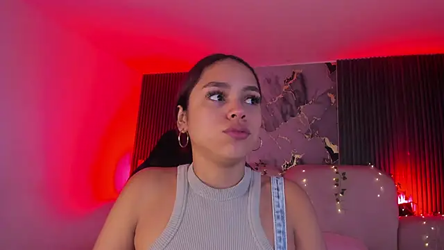 Snapshot of CarolineFyre chatting on 06-18-26, 11:48 CarolineFyre online show from 06-18-26, 11:48