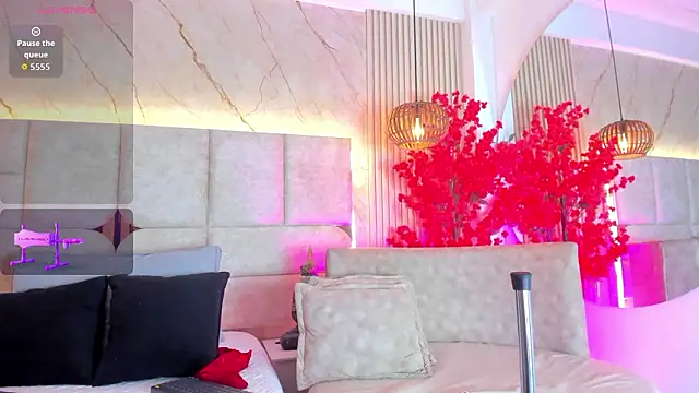 Snapshot of EmmaLovve chatting on 02-26-26, 02:33 EmmaLovve online show from 02-26-26, 02:33