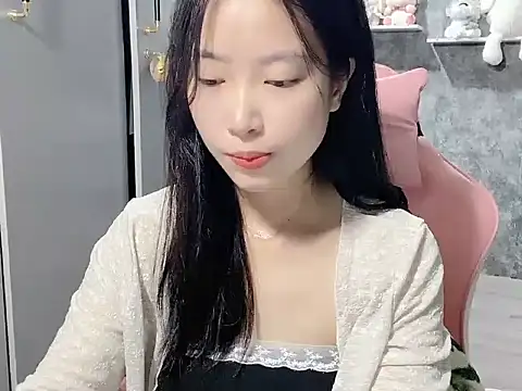 Snapshot of Linne6789 chatting on 04-19-26, 05:36 Linne6789 online show from 04-19-26, 05:36
