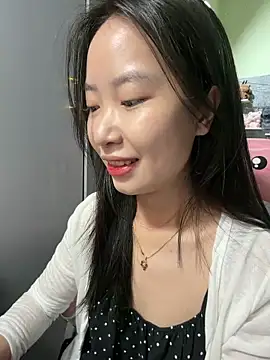 Snapshot of Linne6789 chatting on 05-15-26, 03:59 Linne6789 online show from 05-15-26, 03:59