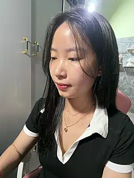 Snapshot of Linne6789 chatting on 05-17-26, 04:29 Linne6789 online show from 05-17-26, 04:29