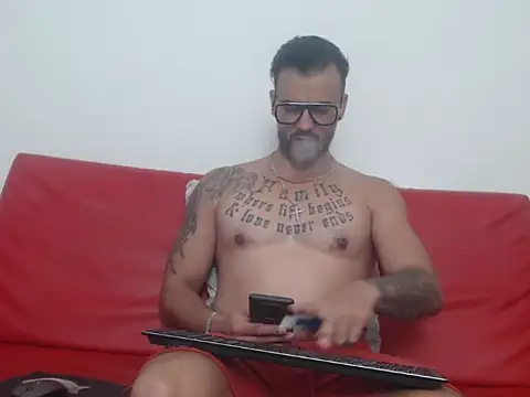 Snapshot of RyanxCole chatting on 05-14-26, 11:07 RyanxCole online show from 05-14-26, 11:07