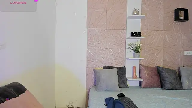 RebecaBlack  online show from 04-10-26, 07:21