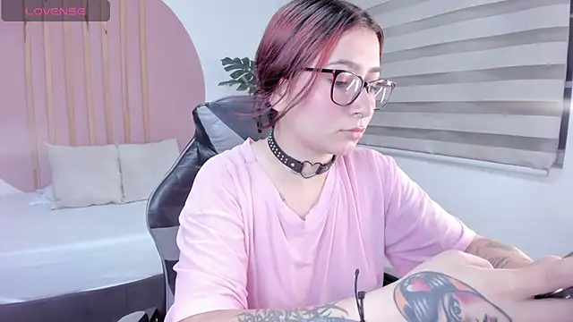 charlottee27  online show from 02-06-26, 02:07