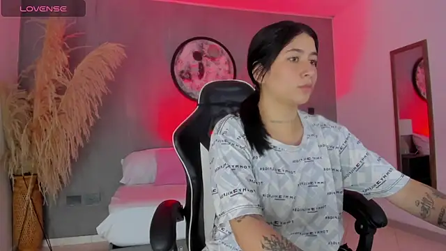 charlottee27  online show from 06-19-26, 01:55