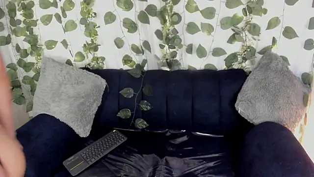 chloe petite2 online show from 05-06-26, 12:09