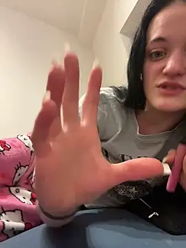 Snapshot of LeonieClaire chatting on 02-15-26, 10:41 LeonieClaire online show from 02-15-26, 10:41