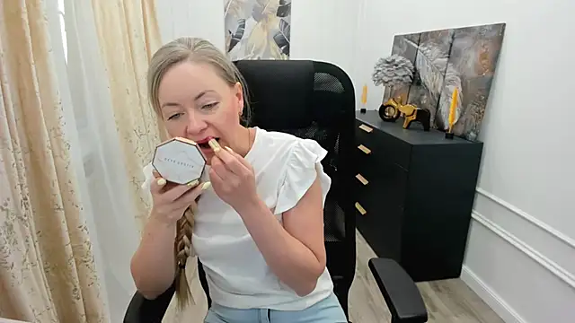 CharlotteKerti online show from 05-28-26, 11:27