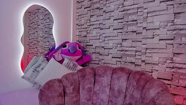 Snapshot of Elarossie chatting on 02-16-26, 04:00 Elarossie online show from 02-16-26, 04:00