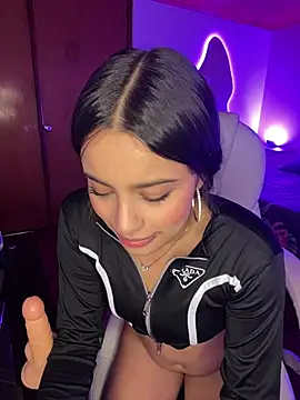 Snapshot of Dulce_pink18 chatting on 02-15-26, 04:17 Dulce pink18 online show from 02-15-26, 04:17