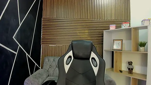 Snapshot of shaden_ chatting on 02-19-26, 09:23 shaden online show from 02-19-26, 09:23