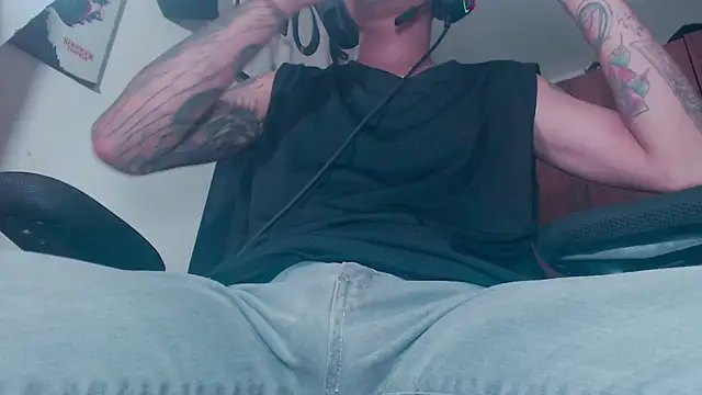 Snapshot of theskateboy chatting on 06-19-26, 06:08 theskateboy online show from 06-19-26, 06:08