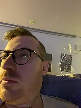 Snapshot of io1Elian chatting on 05-10-26, 11:39 io1Elian online show from 05-10-26, 11:39