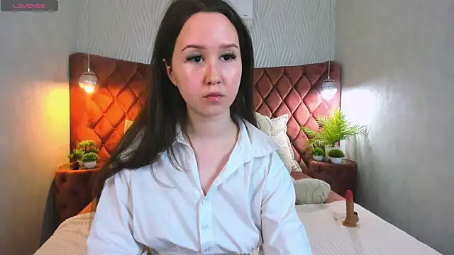 Snapshot of MonicaBev chatting on 02-15-26, 08:08 MonicaBev online show from 02-15-26, 08:08