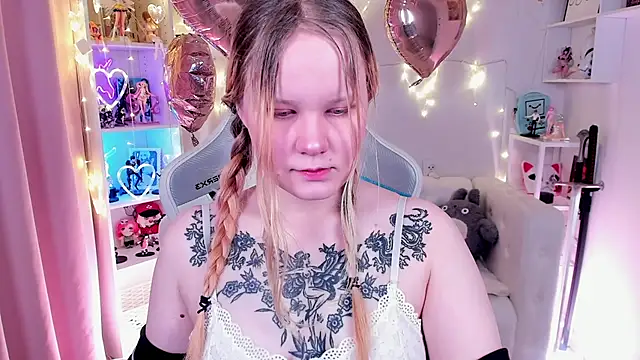 Snapshot of AnnieVibe chatting on 02-14-26, 05:35 AnnieVibe online show from 02-14-26, 05:35