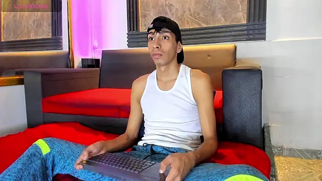 Snapshot of biig_boy chatting on 05-08-26, 07:17 biig boy online show from 05-08-26, 07:17