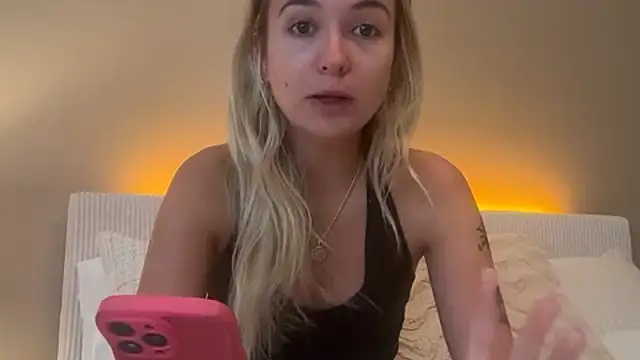 Snapshot of kelseyblu chatting on 05-19-26, 12:04 kelseyblu online show from 05-19-26, 12:04