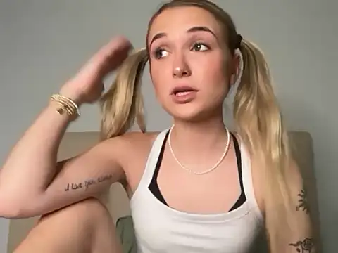 Snapshot of kelseyblu chatting on 02-12-26, 01:27 kelseyblu online show from 02-12-26, 01:27