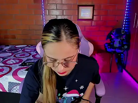 Snapshot of cristalprincess_ chatting on 02-23-26, 10:10 cristalprincess online show from 02-23-26, 10:10