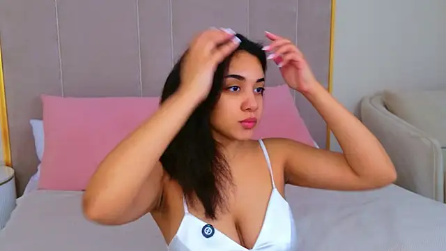Snapshot of Luna_Cortier chatting on 05-17-26, 05:18 Luna Cortier online show from 05-17-26, 05:18