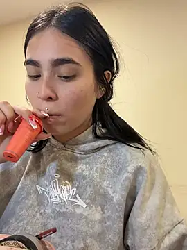 Sara Fernandez  online show from 04-08-26, 02:18