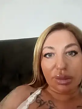 MiaMooly online show from 12-18-25, 05:28