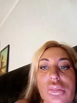 Snapshot of MiaMooly chatting on 09-18-25, 04:54 MiaMooly online show from 09-18-25, 04:54