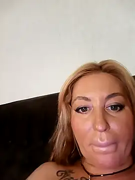 Snapshot of MiaMooly chatting on 10-15-25, 12:02 MiaMooly online show from 10-15-25, 12:02