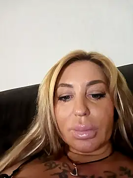 Snapshot of MiaMooly chatting on 10-01-25, 04:33 MiaMooly online show from 10-01-25, 04:33