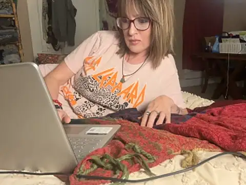 Snapshot of BrookiesLife chatting on 04-12-26, 02:37 BrookiesLife online show from 04-12-26, 02:37