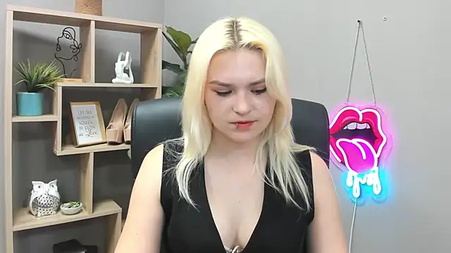 Snapshot of SweetLilyxo chatting on 05-26-26, 06:44 SweetLilyxo online show from 05-26-26, 06:44
