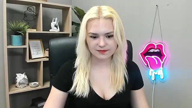 Snapshot of SweetLilyxo chatting on 05-15-26, 06:33 SweetLilyxo online show from 05-15-26, 06:33