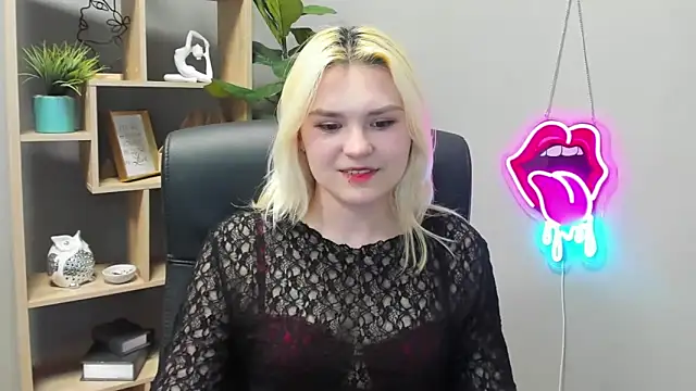 Snapshot of SweetLilyxo chatting on 04-23-26, 12:29 SweetLilyxo online show from 04-23-26, 12:29