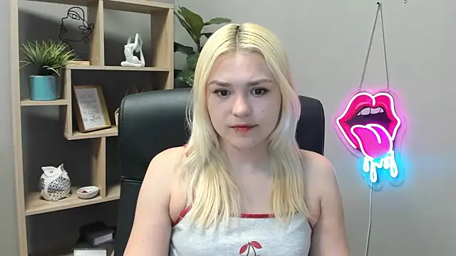 Snapshot of SweetLilyxo chatting on 05-11-26, 06:48 SweetLilyxo online show from 05-11-26, 06:48
