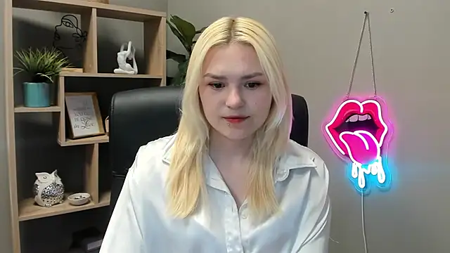 Snapshot of SweetLilyxo chatting on 05-19-26, 01:29 SweetLilyxo online show from 05-19-26, 01:29