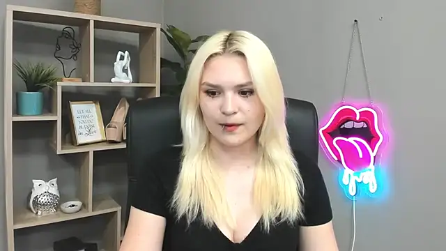 Snapshot of SweetLilyxo chatting on 05-25-26, 01:21 SweetLilyxo online show from 05-25-26, 01:21