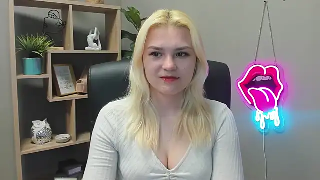 Snapshot of SweetLilyxo chatting on 05-06-26, 06:28 SweetLilyxo online show from 05-06-26, 06:28