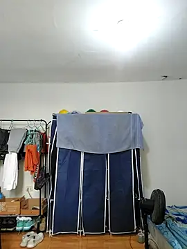 Snapshot of thom_1 chatting on 05-14-26, 05:32 thom 1 online show from 05-14-26, 05:32
