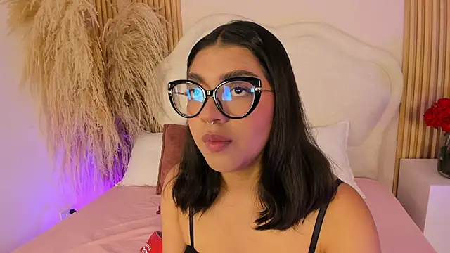 rebeca taylor online show from 04-18-26, 03:20