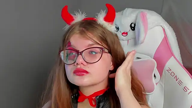 Snapshot of ChloeHalses chatting on 02-09-26, 06:06 ChloeHalses online show from 02-09-26, 06:06