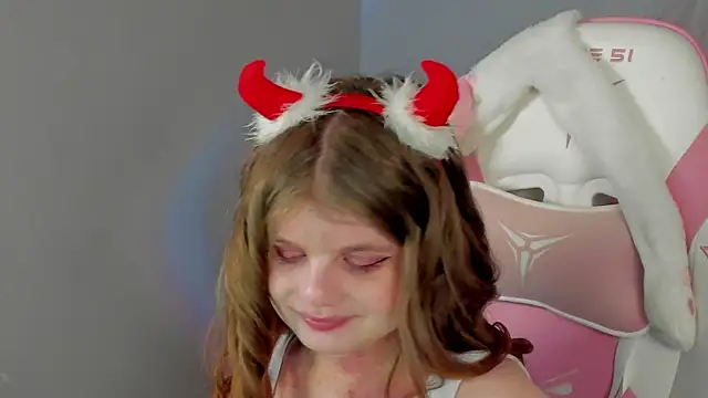Snapshot of ChloeHalses chatting on 05-17-26, 05:02 ChloeHalses online show from 05-17-26, 05:02