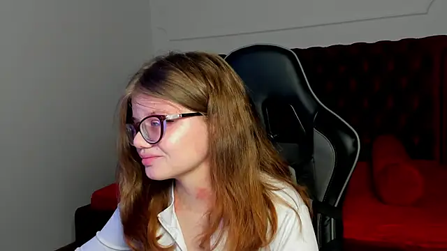 ChloeHalses online show from 04-12-26, 05:05