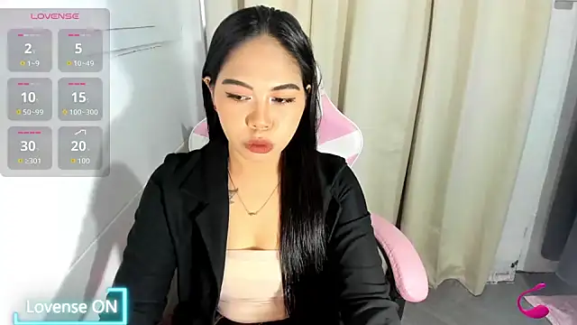 Snapshot of Ursweetyshaine chatting on 06-10-26, 02:35 Ursweetyshaine online show from 06-10-26, 02:35