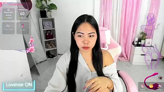 Snapshot of Ursweetyshaine chatting on 05-07-26, 12:37 Ursweetyshaine online show from 05-07-26, 12:37