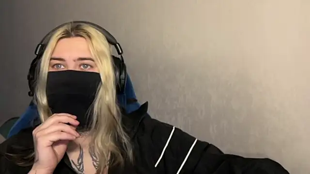 Snapshot of UnaXyling chatting on 02-25-26, 12:44 UnaXyling online show from 02-25-26, 12:44