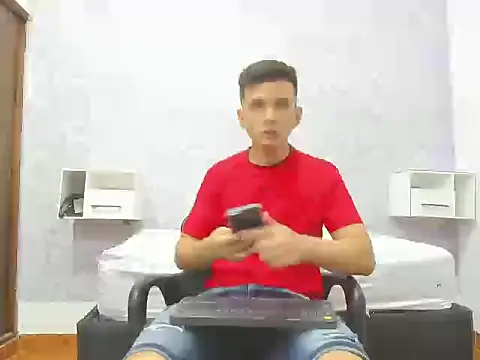 Snapshot of GoldenBoyM chatting on 05-10-26, 03:32 GoldenBoyM online show from 05-10-26, 03:32