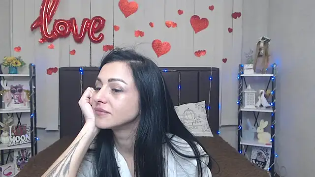 Snapshot of EvaClarkk chatting on 05-17-26, 05:13 EvaClarkk online show from 05-17-26, 05:13